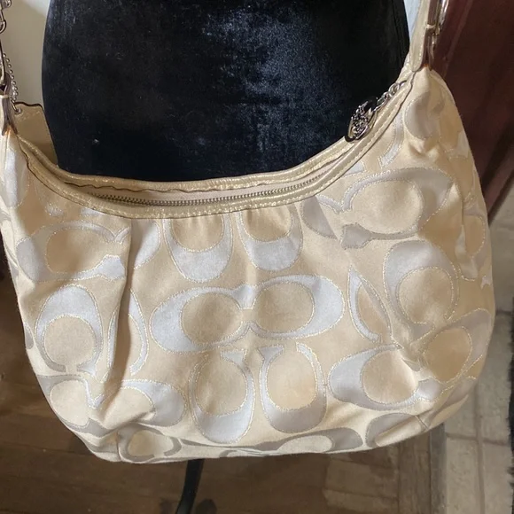 🦊 Coach gold crossbody. - Picture 5 of 6